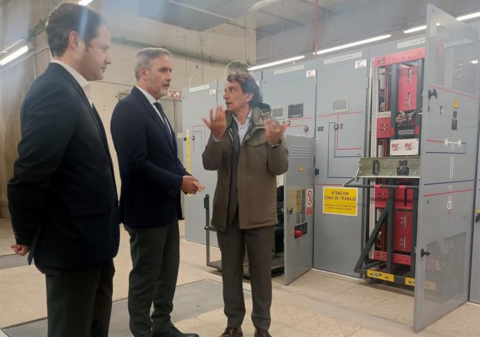 El viceconsejero de Vivienda, Transportes e Infraestructuras, José María García, durante su visita a la estación de República Argentina
