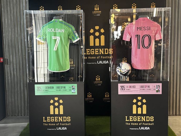 Las camisetas que llevaron Lionel Messi, del Inter Miami CF (derecha), y Cristian Roldan, del Seattle Sounders FC, durante la final de la Leagues Cup 2025, expuestas en el museo Legends.