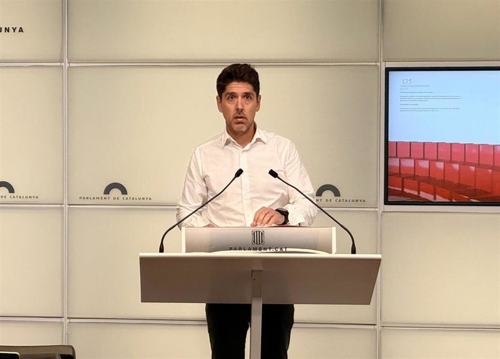 El portavoz de los Comuns en el Parlament, David Cid, en rueda de prensa.