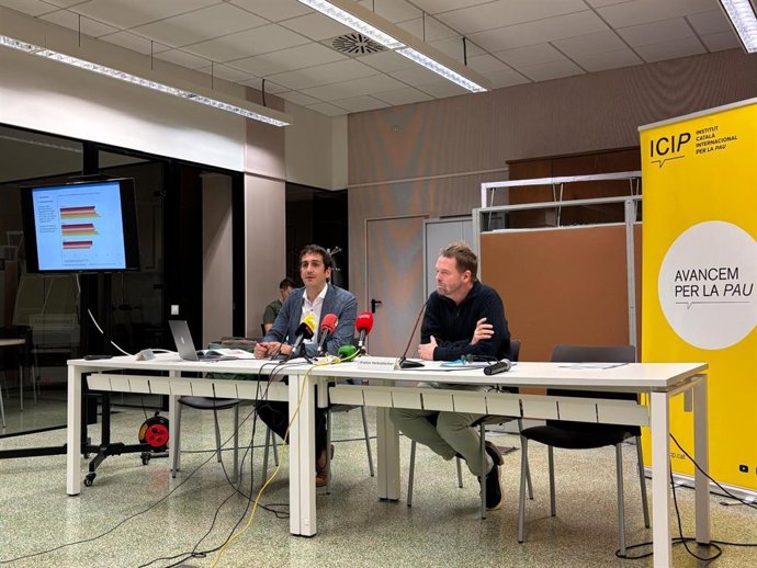 Uno de los coordinadores de la encuesta, Toni Rodón, junto con el director del Icip, Kristian Herbolzheimer