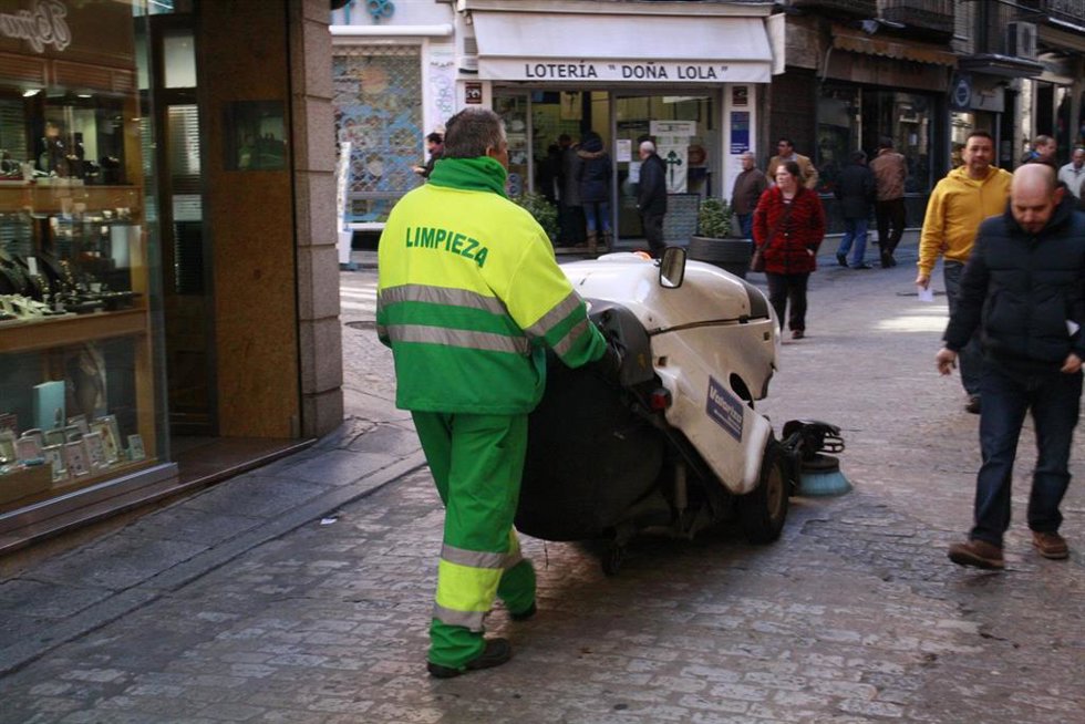 Archivo - Hombre trabajando, Paro, Limpieza de toledo, Calle, Desempleo, Paro, Inem