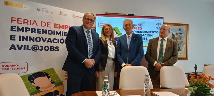 El presidente de la Cámara de Comercio de Ávila, Alberto Pascual, acompañado de Mercedes Contreras, directora de la entidad; el delegado territorial de la Junta de Castilla y León, José Francisco Hernández, y del gerente del ECYL, Javier Jiménez.