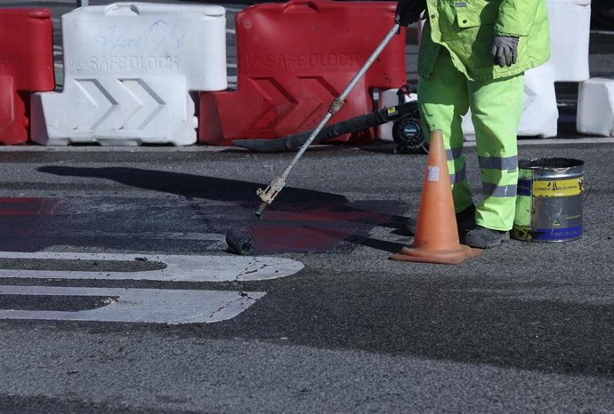 Archivo - Imagen de obras en una carretera 