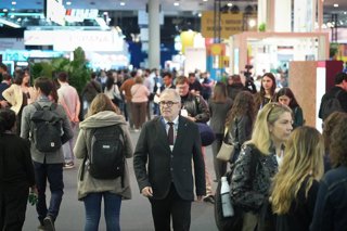 Valls passejant per  la Smart Citiy Expo