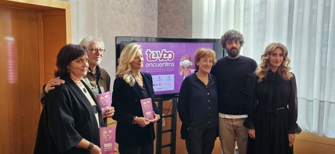 La concejala de Educación y Cultura, Irene Carvajal (tercera por la izquierda); la viceconsejera de Cultura, Mar Sancho (primera por la derecha) y el director artístico del Teatro Calderón, José María Esbec, presentan los 27 'Encuentros Te Veo'