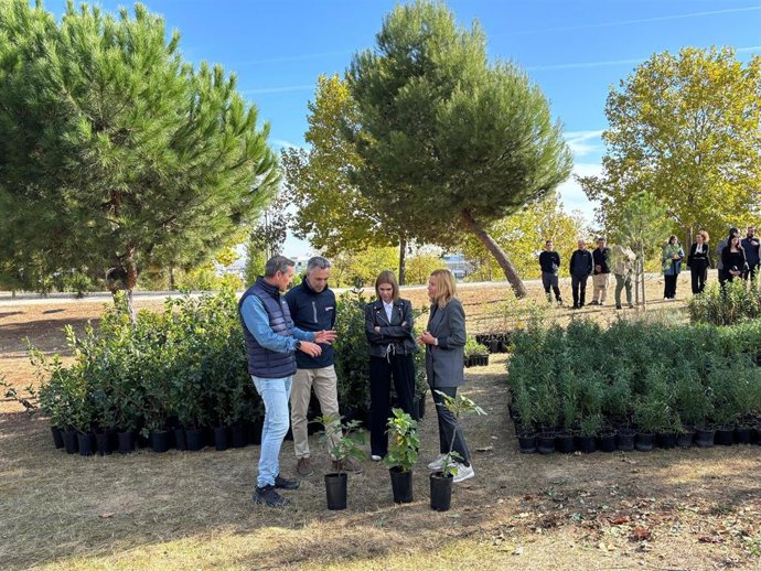 El consejero de Medio Ambiente, Agricultura e Interior, Carlos Novillo; junto a la alcaldesa de Alcobendas, Rocío García, y la presidenta de la FMM, Judith Piquet, en Alcobendas durante la entrega de más de 5.200 nuevas plantas del IMIDRA a la localidad