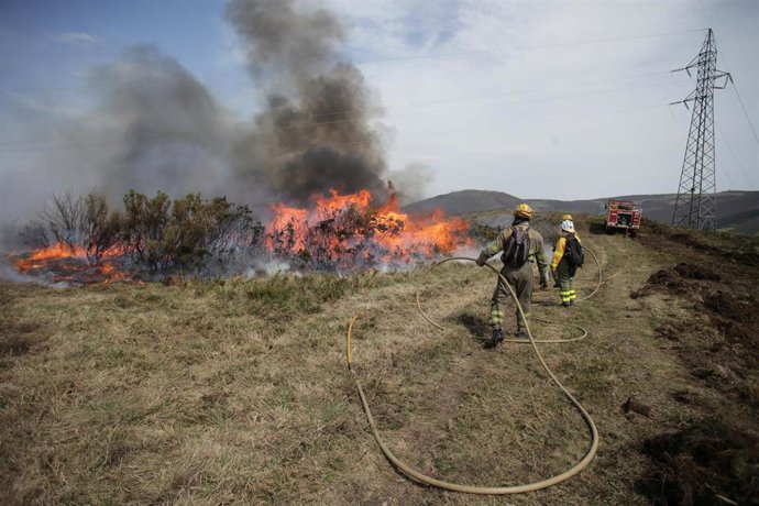 Archivo - Efectivos de la Xunta con base en Becerreá trabajan para extinguir las llamas en un incendio forestal, a 29 de marzo de 2023, en Baleira, Lugo, Galicia (España). El incendio forestal que afecta al ayuntamiento lucense de Baleira ha alcanzado las