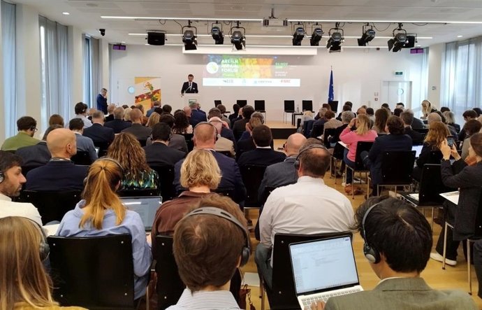 El consejero de Agricultura, Pesca, Agua y Desarrollo Rural, Ramón Fernández-Pacheco, ha propuesto en Bruselas alternativas concretas para el sector hortofrutícola de cara a la nueva PAC.