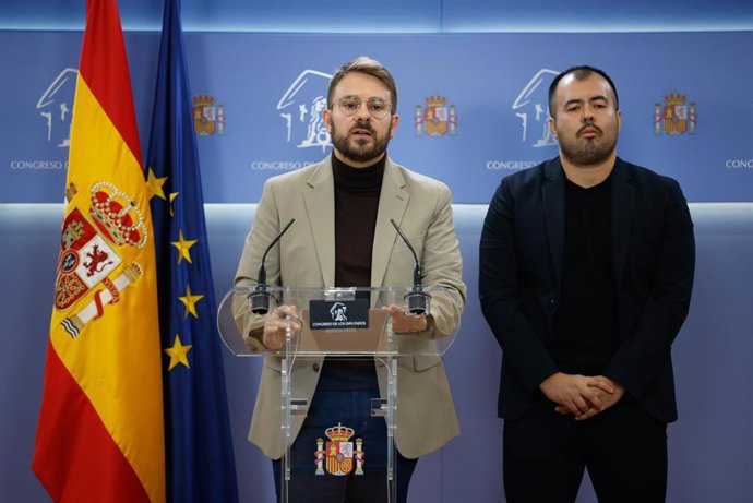 El diputado de Sumar Alberto Ibáñez (i) y el diputado de IU Nahuel González (d) durante una rueda de prensa, en el Congreso de los Diputados, a 4 de noviembre de 2025, en Madrid (España).