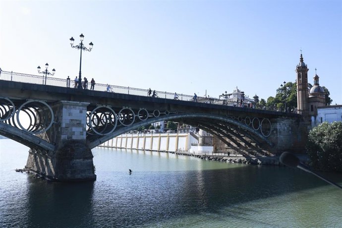 Archivo - Puente de Triana en imagen de archivo. 