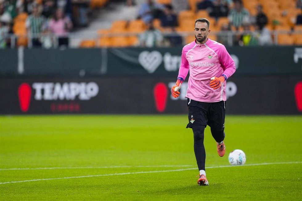 El portero del Real Betis Pau López, durante el calentamiento previo al encuentro de LaLiga EA Sports 2025-26 ante el RCD Mallorca en La Cartuja.