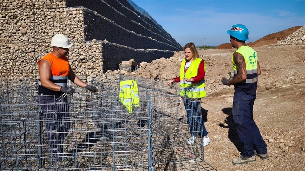 La delegada del Gobierno, Pilar Bernabé, visita las obras de reparación en el río Magro