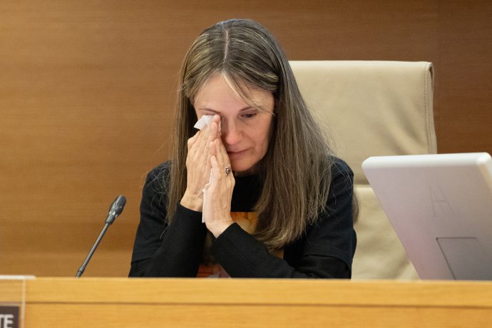 La Presidenta Associació Víctimes Mortals DANA 29-O, Rosa María Álvarez, llora durante una comparecencia en el Congreso de los Diputados ante la comisión de investigación sobre la gestión de la crisis derivada de la dana que tuvo lugar el 29 de octubre 