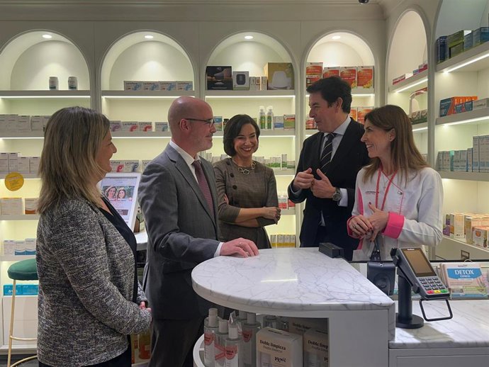 El delegado del Gobierno en Madrid, Francisco Martín (2i) durante el acto de la primera receta electrónica para los mutualistas de MUFACE.