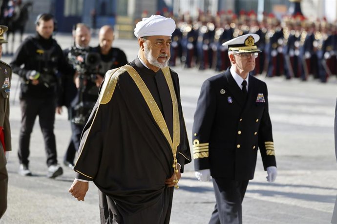El Sultán de Omán, Su Majestad el Sultán Haitham Bin Tariq, durante el acto de recibimiento celebrado en el Palacio Real ante su viaje de Estado, a 04 de noviembre de 2025, en Madrid (España).