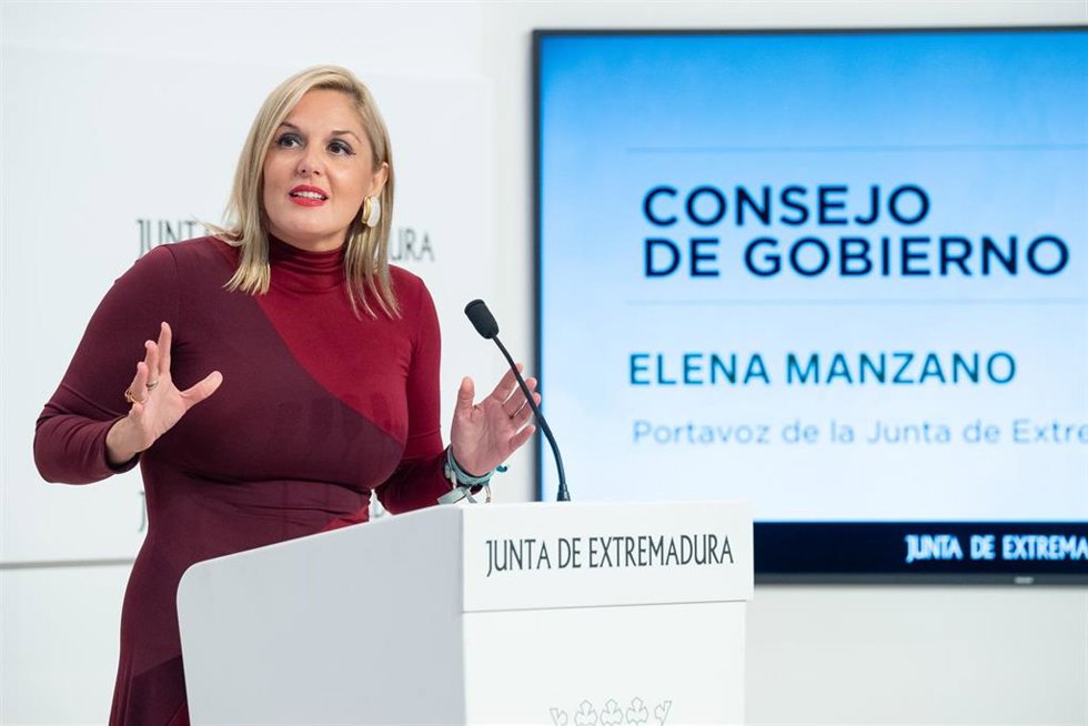 La portavoz de la Junta de Extremadura, Elena Manzano, informa en rueda de prensa de los asuntos abordados en la reunión del Consejo de Gobierno