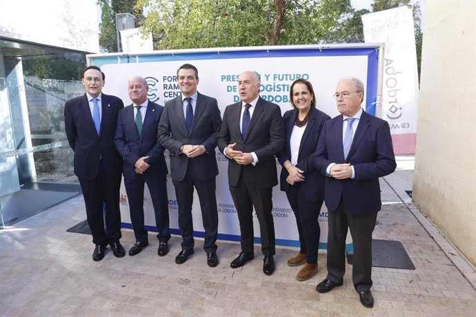 (Desde Izda.) José Carlos Gómez Villamandos, Manuel Jesús Barón, José María Bellido, José Ignacio Landaluce, Blanca Torrent Y Antonio Díaz, Al Inicio Del Foro Ramal Central Córdoba.