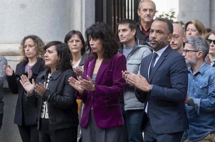 La ministra de Igualdad, Ana Redondo (c), durante un minuto de silencio en repulsa por los últimos asesinatos machistas, en el Ministerio de Igualdad, a 4 de noviembre de 2025, en Madrid (España).