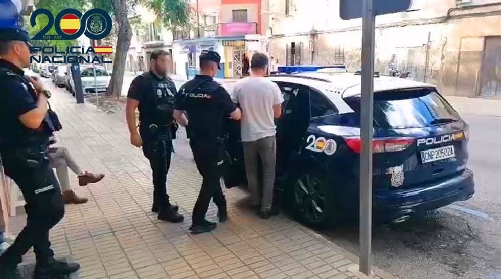 El detenido, conducido por agentes.