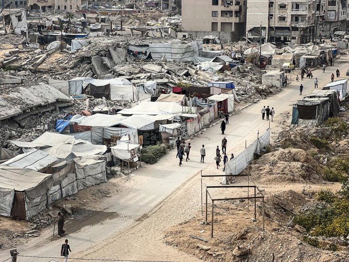November 3, 2025, Gaza, Gaza Strip, Palestinian Territory: General view show widespread destruction and makeshift tents of displaced Palestinians scattered among the rubble in Gaza City, where devastated neighborhoods have become temporary shelters for fa