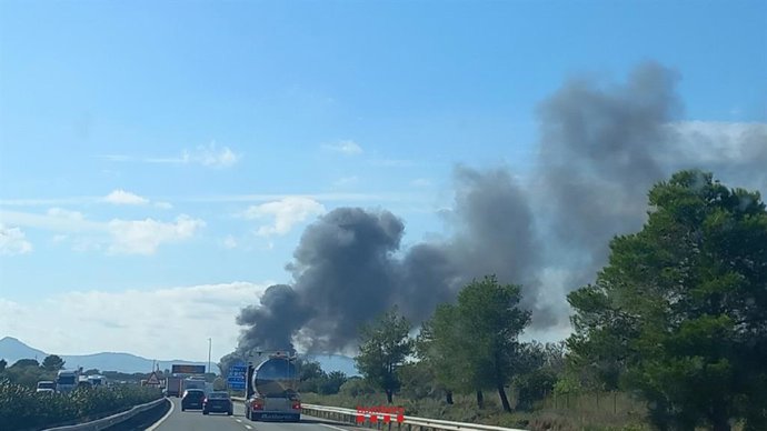 Cortada la AP-7 entre L'Aldea y Camarles (Tarragona) en sentido sur por el incendio de un camión