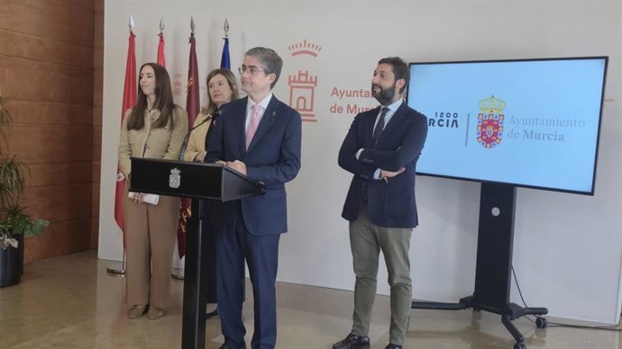 El concejal de Turismo, Comercio y Consumo, Jesús Pacheco, informa en rueda de prensa del convenio suscrito por el Ayuntamiento con la empresa Airbnb para impulsar la promoción turística de la ciudad