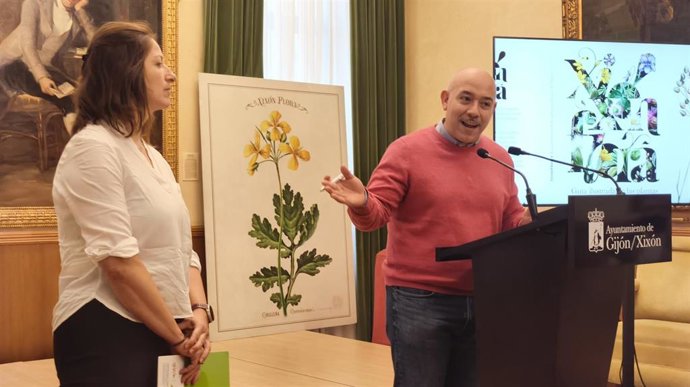 El concejal de Medio Ambiente y Sostenibilidad del Ayuntamiento de Gijón, Rodrigo Pintueles, presenta en el Consistorio gijonés la guía Xixón Flora.