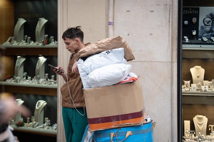 Archivo - Un jove amb caixes 