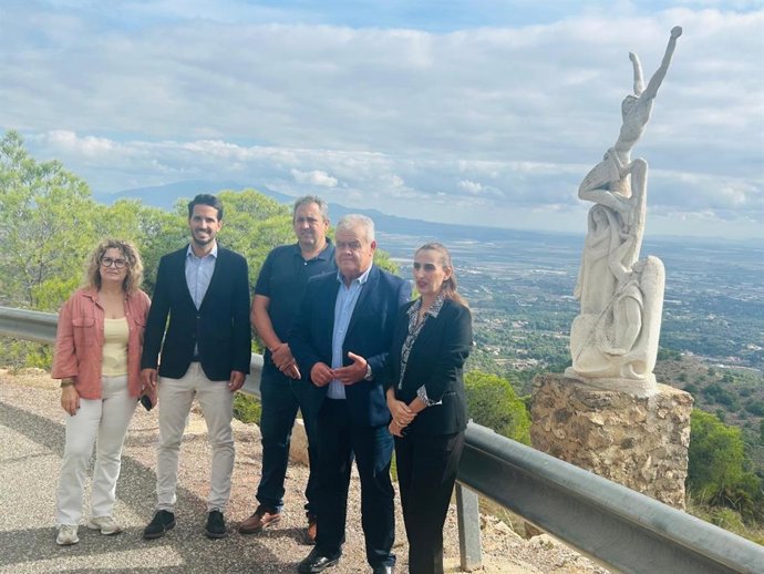 El director general de Patrimonio Cultural, Patricio Sánchez (2i), y el alcalde de Totana, Juan Pagán (2d), ante una de las estaciones del Vía Crucis monumental