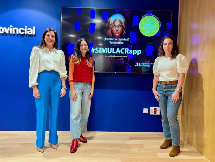 La diputada de Igualdad, Servicios Sociales y Familias, María Dolores Vergara, presenta junto a Alessandra García el espectáculo '#SIMULACRapp'.