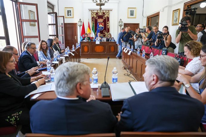 Archivo - El presidente de la delegación del Parlamento Europeo, Bogdan Rzonca y el alcalde de Barbate, Miguel Molina Chamorro presiden el encuentro mantenido en el ayuntamiento de la localidad. A 26 de mayo de 2025 en Barbate, Cádiz (Andalucía, España). 