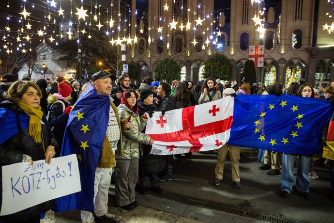 Archivo - 26 December 2024, Georgia, Tbilisi: Protesters march with flags during the protest against the suspension of the country's accession negotiations with the European Union. Photo: Karol Serewis/SOPA Images via ZUMA Press Wire/dpa