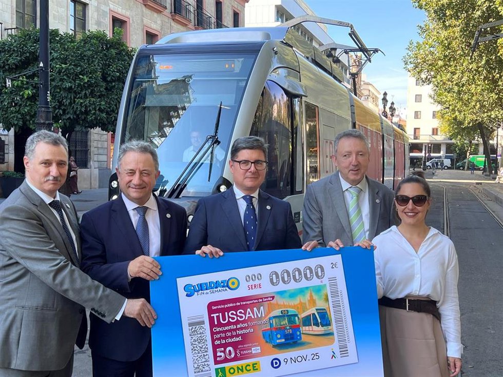 Presentación de la imagen de los cupones de la ONCE del próximo domingo con motivo del 50 aniversario de Tussam