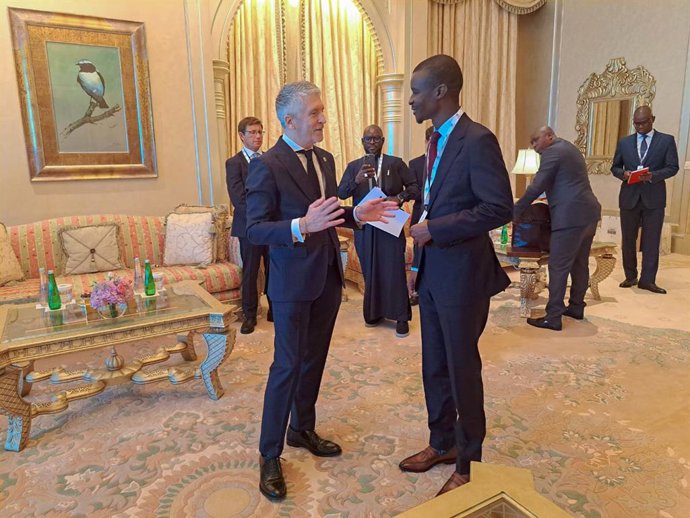 El ministro del Interior de España, Fernando Grande-Marlaska, en una reunión con su homólogo senegalés, Mouhamadou Bamba Cissé.