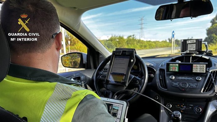 Archivo - Imagen de archivo de un Guardia Civil en un control de tráfico