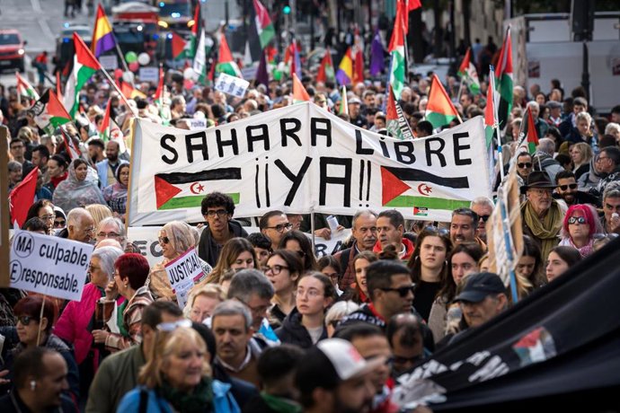 Archivo - Decenas de personas durante una manifestación por la autodeterminación del Sahara Occidental, a 16 de noviembre de 2024, en Madrid.