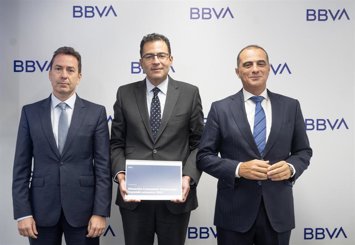 José Manuel Mieres, director territorial de BBVA Este, Miguel Cardoso, economista jefe de BBVA Research para España, Antonio Carreto, director regional de BBVA Este