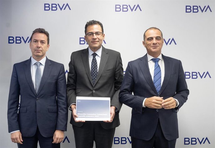 José Manuel Mieres, director territorial de BBVA Este, Miguel Cardoso, economista jefe de BBVA Research para España, Antonio Carreto, director regional de BBVA Este