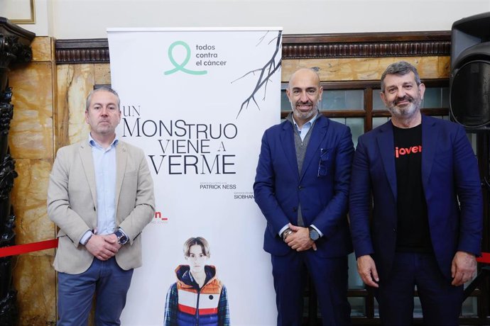 El presidente de Divertia Gijón, Oliver Suárez,  presenta 'Un monstruo viene a verme', acompañado del gerente de la Asociación Española Contra el Cáncer en Asturias, Antonio Flecha, y del presidente de la Fundación Teatro Joven, David Peralto.