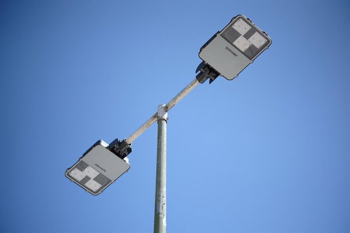 Archivo - Arquivo - O objeto do serviço é o fornecimento e a instalação (incluindo as obras civis necessárias) de unidades de iluminação externa, tais como lâmpadas e postes de iluminação pública, holofotes e outros sistemas de iluminação pública de unida