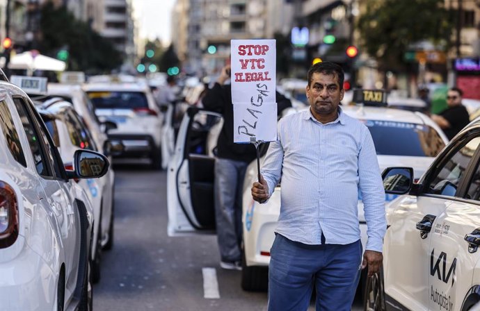  Associacions del sector del taxi convoquen una vaga contra el "desistiment de funcions de la Conselleria i per les deficiències dels mitjans d'inspecció (inclosa la Policia Local) pel que fa a l'intrusisme que patix el taxi des de fa anys".