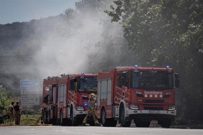 Archivo - Camiones de bomberos en la zona en la que se ha producido el incendio, a 19 de abril de 2024, en Montcada i Reixac, Barcelona, Catalunya (España). Esta mañana, los Bombers de la Generalitat han recibido el aviso de un incendio declarado en un pu