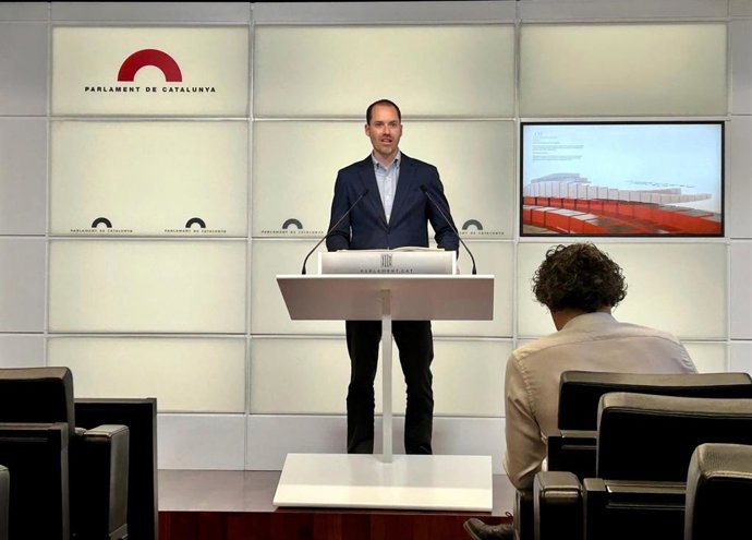 El portavoz del PP en el Parlament, Juan Fernández, en una rueda de prensa