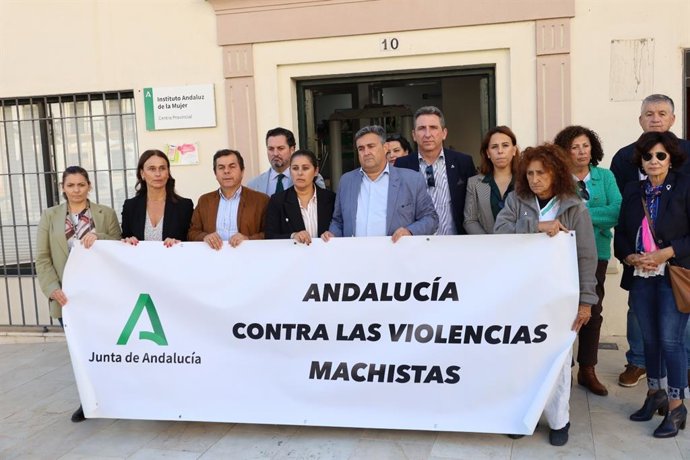 Acto de repulsa por el crimen machista de Moguer a las puertas del IAM en Huelva.