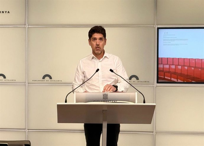 El portavoz de los Comuns en el Parlament, David Cid, en rueda de prensa.