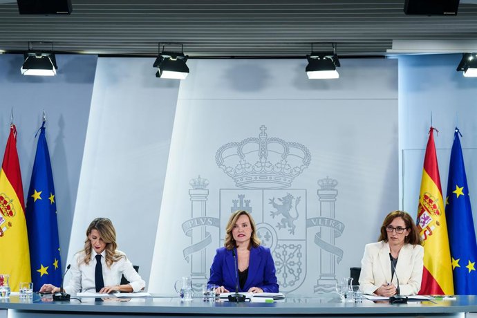 (esq.) A segunda vice-presidente e ministra do Trabalho, Yolanda Díaz, a ministra da Educação, Treinamento Vocacional e Esporte, Pilar Alegría, e a ministra da Saúde, Mónica García, durante a coletiva de imprensa após o Conselho de Ministros no Parlamento