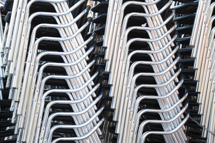 Archivo - Sillas recogidas en la terraza de un establecimiento de Logroño