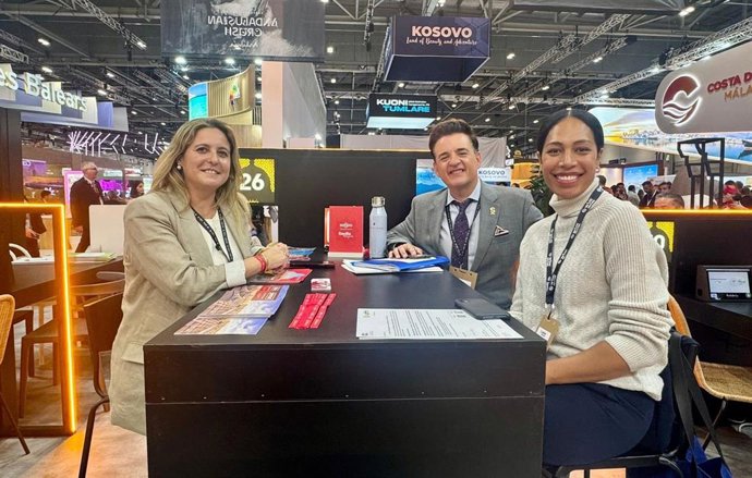 La delegada de Turismo y Cultura del Ayuntamiento de Sevilla, Angie Moreno (i), encabeza la delegación hispalense en la World Travel Market de Londres.