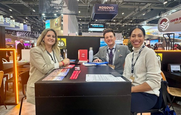 La delegada de Turismo y Cultura del Ayuntamiento de Sevilla, Angie Moreno (i), encabeza la delegación hispalense en la World Travel Market de Londres.