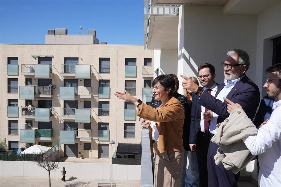 Archivo - La ministra de Vivienda y Agenda Urbana, Isabel Rodríguez, durante una visita a una promoción de viviendas destinadas al alquiler asequible en Lleida, en una imagen de archivo.